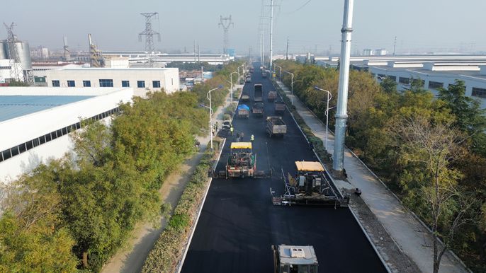 洋槐路沥青摊铺完成