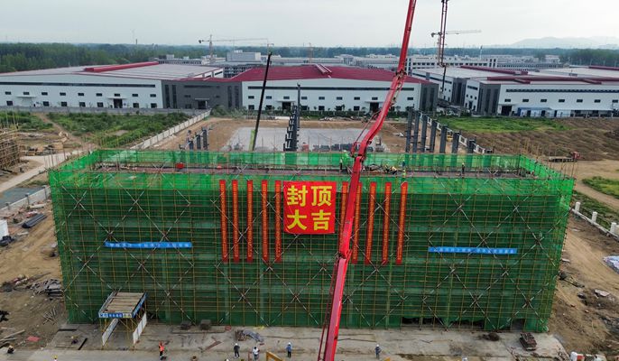 濉芜产城融合项目精智厂房办公楼主体顺利封顶_副本